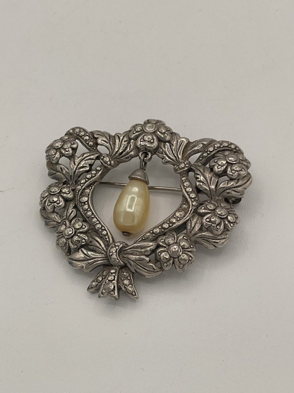 Avon Vintage 1990 Romantic Renaissance Silver Heart Wreath Faux Pearl Brooch Pin
